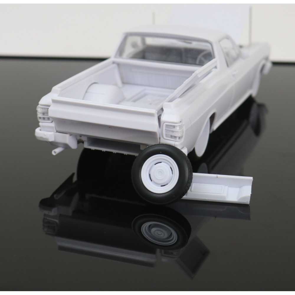 DDA XW Ford Falcon V8 Ute Slammed 1/24 Plastic Kit